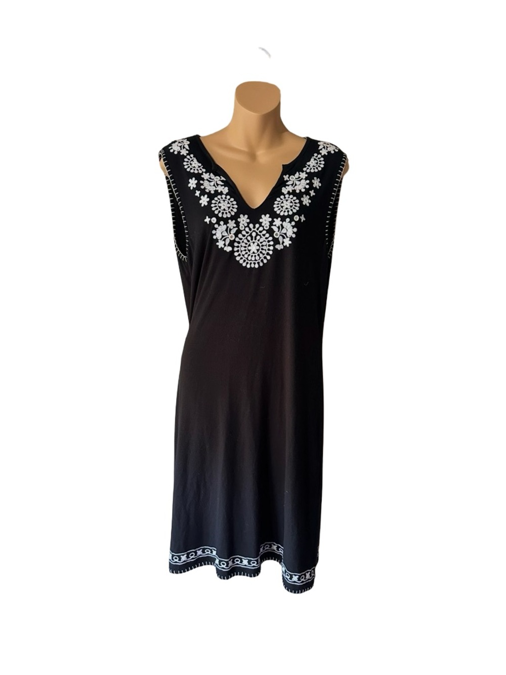 Chelsea & Theodore Black Embroidered Sleeveless Tunic Dress M Boho Rayon Midi